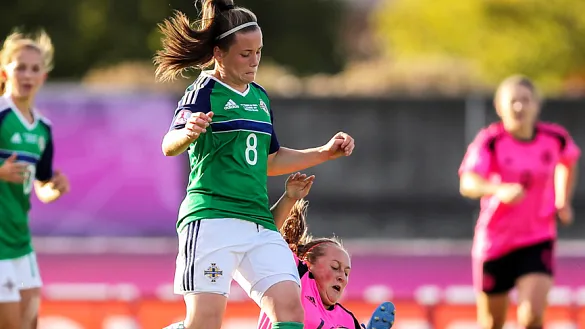Momento del partido entre Irlanda del Norte y Escocia disputado este viernes en Belfast