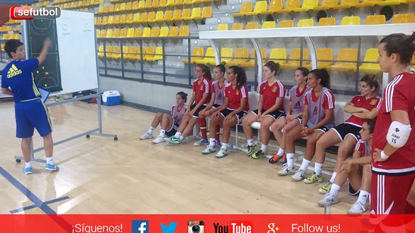 La Seleccionadora Alicia Morell transmite instrucciones durante el entrenamiento
