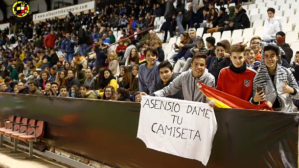 Público congregado en el estadio Carlos Belmonte durante el entrenamiento de la Selección Sub-21