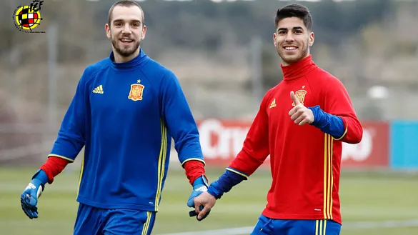 Pau López y Marco Asensio posan ante la cámara en la Ciudad del Fútbol