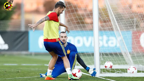 Dani Ceballos remata ante Pau López durante el entrenamiento de la Selección Sub-21