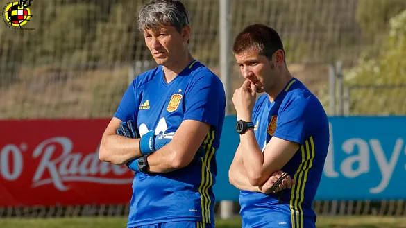Albert Celades y Miguel Ángel España observan el entrenamiento en la Ciudad del Fútbol