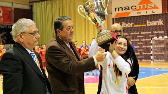 Momento de la entrega a la capitana rusa del trofeo del  Torneo 4 Naciones de Fútbol Sala Femenino