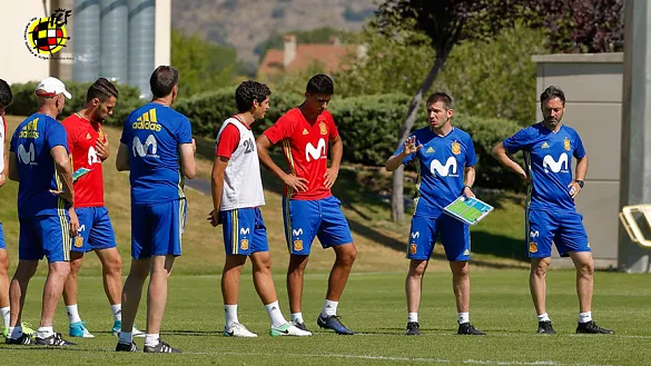 El Seleccionador Sub-21, Albert Celades, da instrucciones a sus jugadores durante el entrenamiento