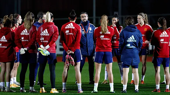 El seleccionador Jorge Vilda da instrucciones a las jugadoras durante el entrenamiento del jueves en Las Rozas