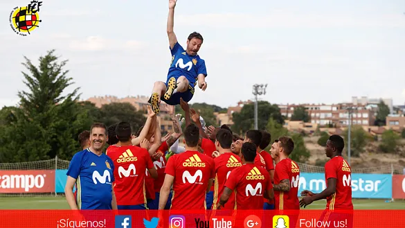 Los internacionales Sub-21 mantean a Santi Denia por su triunfo como Seleccionador Sub-17 