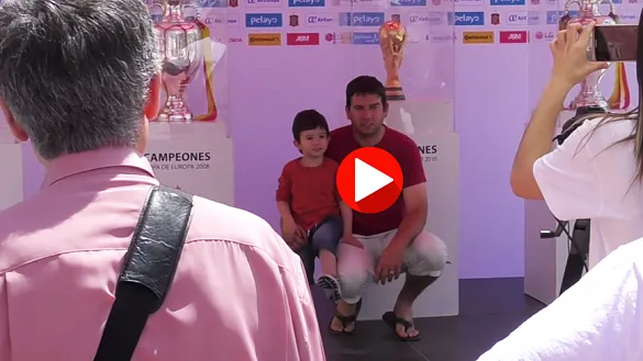 Los aficionados de la Selección se fotografían con los trofeos en Getafe