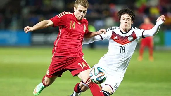 Gerard Deulofeu lucha con un jugador alemán en el último España - Alemania Sub-21