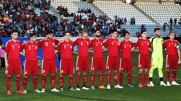 La Selección Sub-21 escucha el himno de España