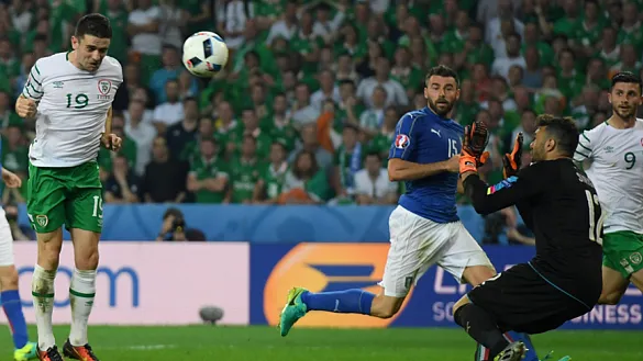 Robbie Brady cabecea ante Sirigu