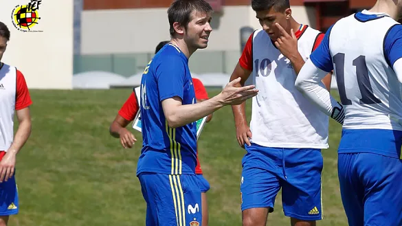 El Seleccionador Sub-21, Albert Celades, da instrucciones durante el entrenamiento