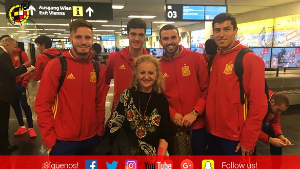 Saúl Ñíguez, Mikel Merino, Borja Mayoral y Diego González se fotografían con una aficionada española en el aeropuerto de Viena
