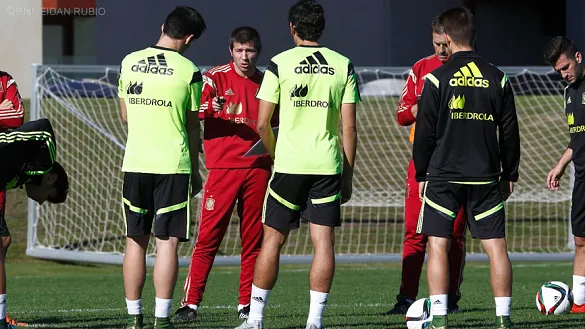 Albert Celades da instrucciones durante el entrenamiento del martes en la Ciudad del Fútbol