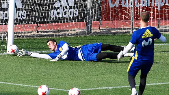 Kepa Arrizabalaga despeja el lanzamiento de Pau López durante el entrenamiento de la Selección Sub-21