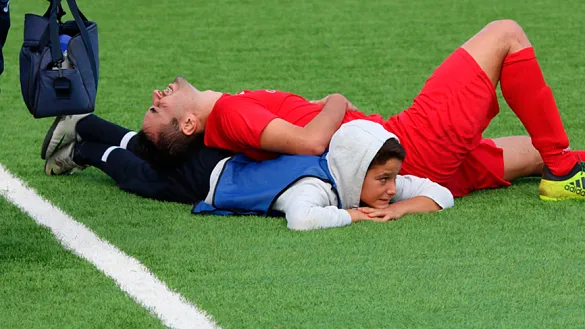 El recogepelotas Moisés Aguilar realiza el gesto que le ha valido la admiración del mundo del fútbol 