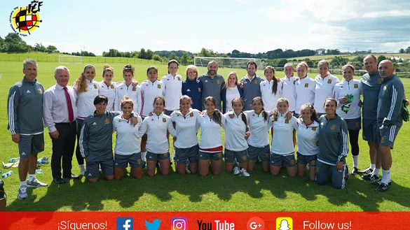 La Selección Femenina Sub-19 posa con los responsables del ayuntamiento de Castlereagh (Irlanda del Norte)