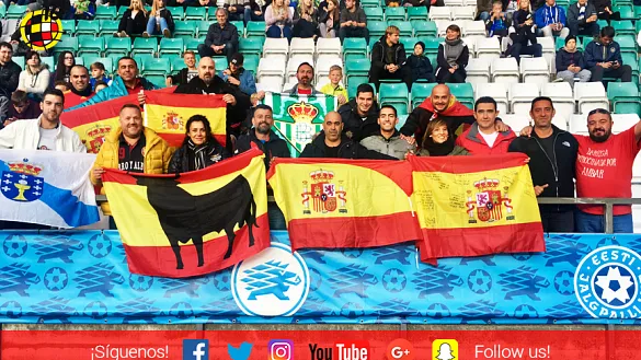 Los militares españoles destinados en Estonia posan en la grada antes del encuentro disputado en Tallin 