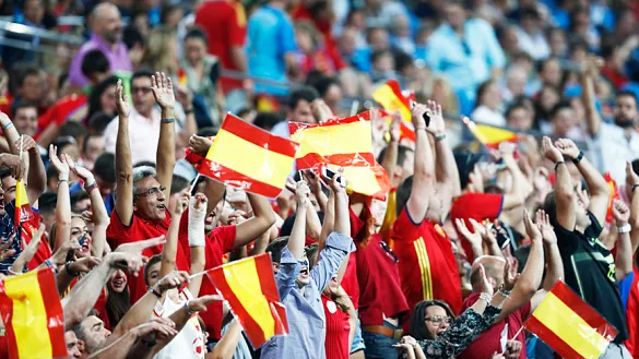 La afición española durante el encuentro frente a Italia en el Santiago Bernabéu