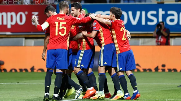 Los jugadores de la Selección Española celebran un gol