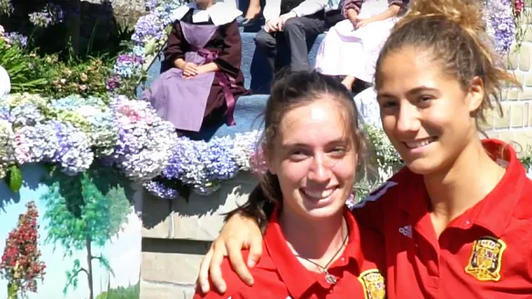 Laia Aleixandri y Eva Navarro posan para una foto en Pont-Aven