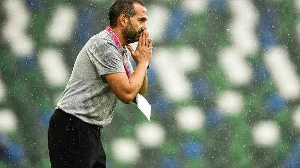 El Seleccionador nacional femenino Sub-19, Pedro López, durante el encuentro frente a Holanda en Belfast