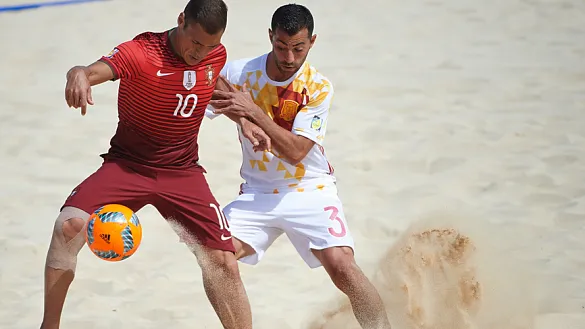 Momento del partido entre las selecciones de Fútbol Playa de Portugal y España disputado en Cabo Verde