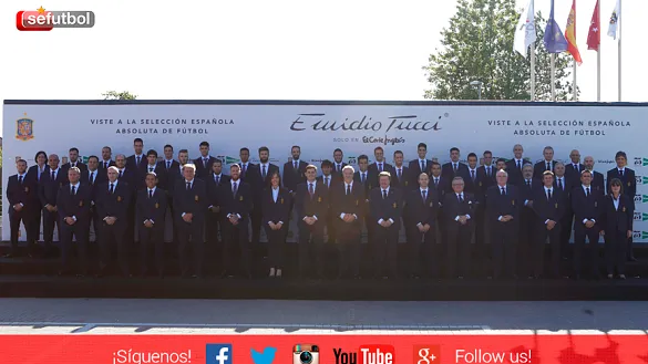 Los futbolistas, cuerpo técnico y patrocinadores de la Selección Española posan en la Ciudad del Fútbol 