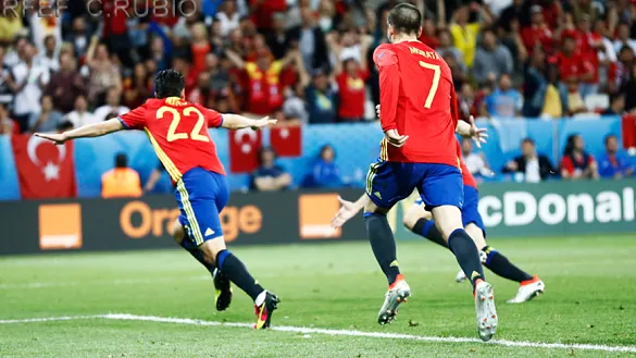 Nolito celebra un tanto de España frente a Turquía