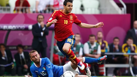 Cesc Fábregas se escapa de De Rossi durante la final de la Eurocopa de 2012