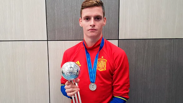 Sergio Gómez con el balón de plata del Mundial Sub-17 de la India