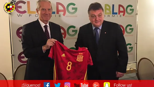 Laurentzi Gana entrega la camiseta de la Selección Española al alcalde de Elblag
