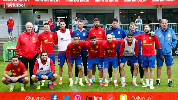 Parte de la concentración española en Austria posa ante la cámara