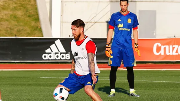 Sergio Ramos y Sergio Rico, compañeros en la Selección y rivales en la Supercopa europea, durante un entrenamiento reciente con España