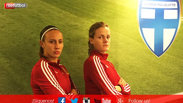Las internacionales Virginia Torrecilla e Irene Paredes posan en el Sonera Stadium de Helsinki