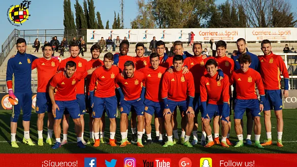 La Selección Española Sub-21 posa en el campo de Tre Fontane, en Roma