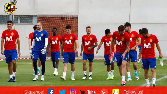 Los jugadores de la Selección Sub-21 saltan al campo en la Ciudad del Fútbol