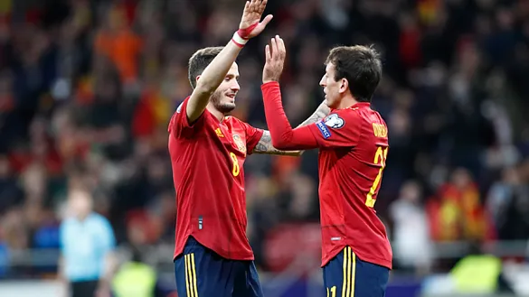 Saúl Ñíguez y Mikel Oyarzabal celebran el último tanto de España frente a Rumanía
