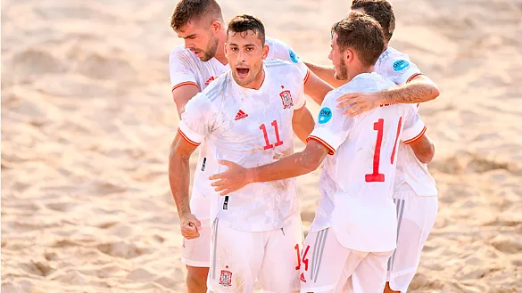 Los jugadores de la Selección española de Fútbol Playa festejan uno de sus goles frente a Senegal