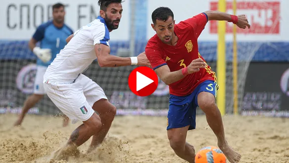 Momento del partido entre España e Italia disputado en Moscú