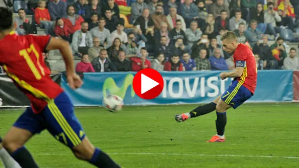 Gerard Deulofeu lanza una falta durante el partido frente a Estonia