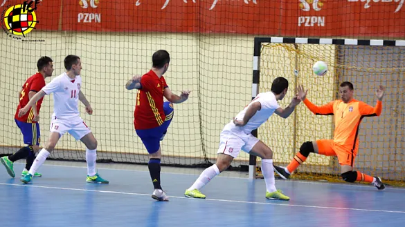 Adri marca el cuarto tanto frente a Serbia