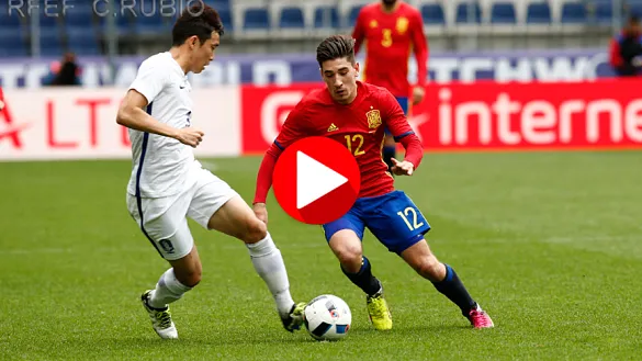 Héctor Bellerín pugna con un jugador coreano durante el encuentro disputado en Salzburgo