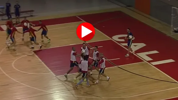 Pola lleva el balón sobre la cabeza de un lado a otro de la pista