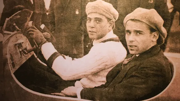 Ricardo Zamora y José Samitier posan en el coche del primero en una imagen de la época