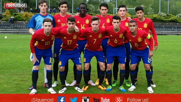 La Selección Española Sub-16 posa sobre el césped de Guimaraes