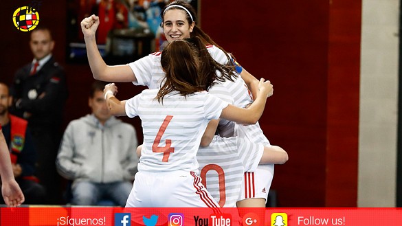 Las jugadoras de la Selección Sub-17 femenina de fútbol sala celebran un tanto 