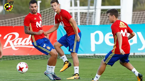 Marc Gual da un pase durante el entrenamiento de la Selección Sub-21