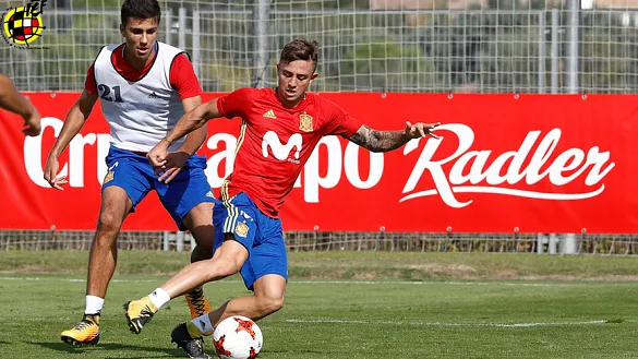 Pablo Maffeo se escapa con la pelota ante la mirada de Rodri Hernández en la Ciudad del Fútbol