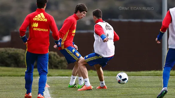 Aritz Elustondo da un pase durante el entrenamiento de la Selección Sub-21 en la Ciudad del Fútbol