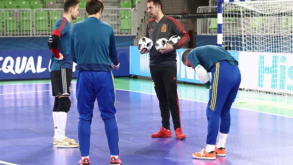 El preparador del porteros de la selección española, Mon Barreiro, dirige el entrenamiento de los guardameta 